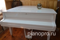 Белый рояль Petrof кабинетный.
